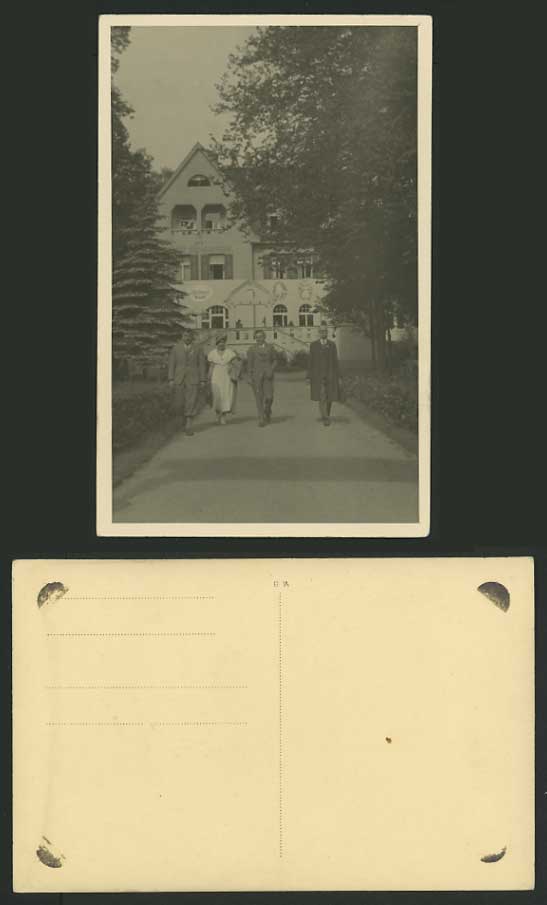 Real Photograph Old Postcard - PEOPLE IN FRONT OF HOUSE Anonymous People